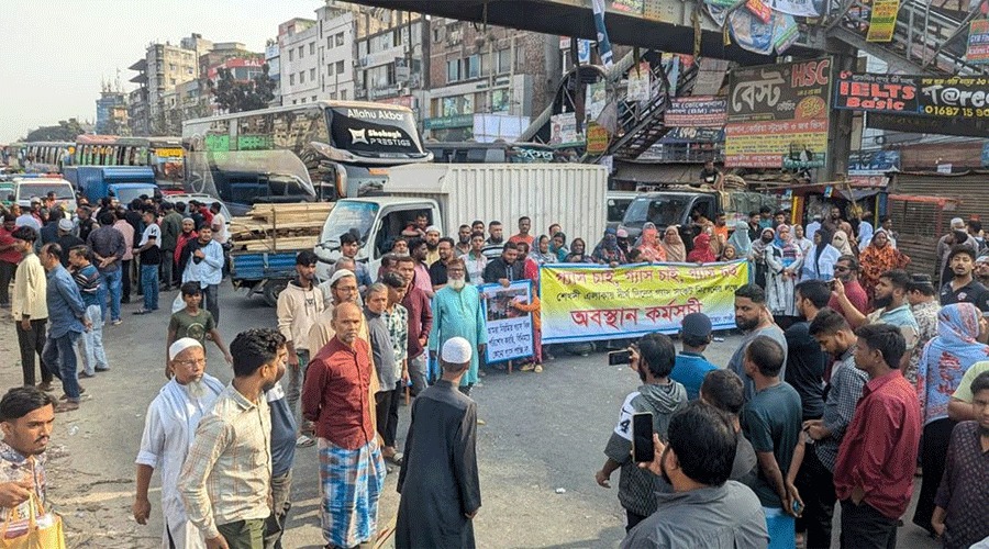 ৭ দিন গ্যাস বন্ধ, প্রতিবাদে ঢাকা-চট্টগ্রাম মহাসড়ক অবরোধ