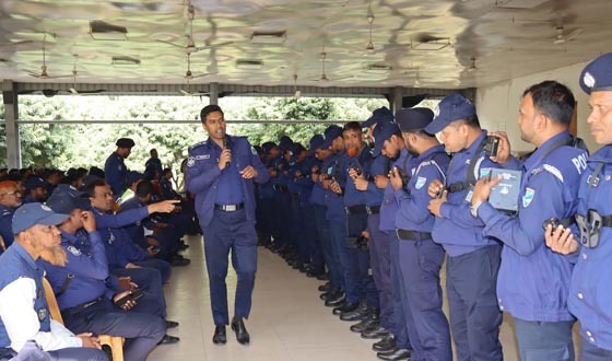 টাঙ্গাইলে পুলিশের বডি-ওর্ন ক্যামেরা ব্যবহারকারীদের প্রশিক্ষণ