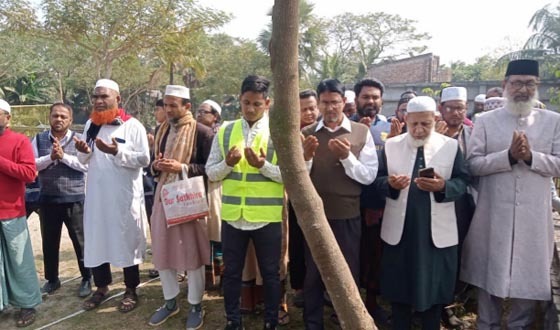 শ্রীউলায় শহীদ রফিকের কবর জিয়ারতে মুহাদ্দিস রবিউল