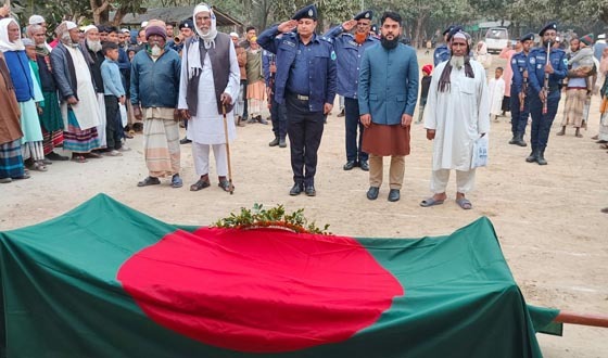 পোরশায় বীর মুক্তিযোদ্ধাকে রাষ্ট্রীয় মর্যদায় দাফন
