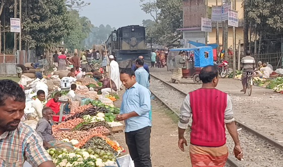 রাজারহাটে রেললাইন উপর অবৈধ কাঁচা বাজার, ঘটতে পারে দূর্ঘটনা