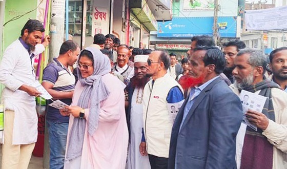 বরিশাল-৩ আসনে কারাগারে থাকা প্রার্থীর পক্ষে মেয়ের জনসংযোগ