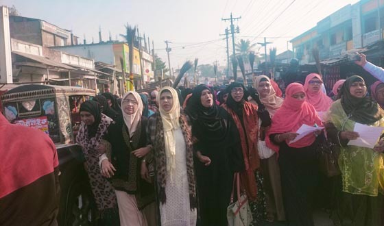 দৌলতখানে মহিলা দলের ঝাড়ু মিছিল