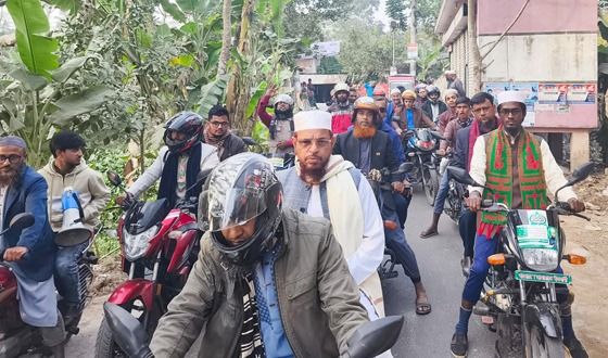 বরিশাল-৬ আসনের ভোটারদের দ্বারে ছুটছেন মাহমুদুন্নবী