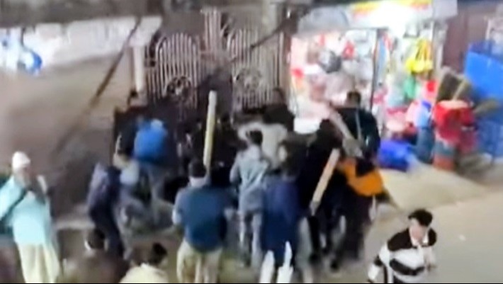 ফরিদগঞ্জে স্বতন্ত্র প্রার্থী গাড়িবহরে হামলা, আহত ১০