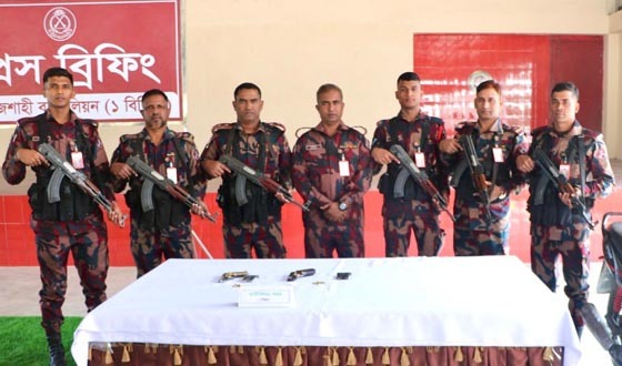 রাজশাহীর সীমান্ত থেকে বিদেশি অস্ত্র উদ্ধার