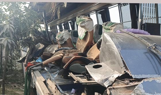 ঢাকা-রংপুর মহাসড়কে বাস-ট্রাক মুখোমুখী সংঘর্ষে  নিহত ৩, আহত ১২