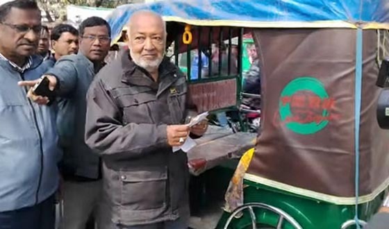 দৌলতপুরে ধানের শীষের ভোট চেয়ে বাচ্চু মোল্লার লিফলেট বিতরণ