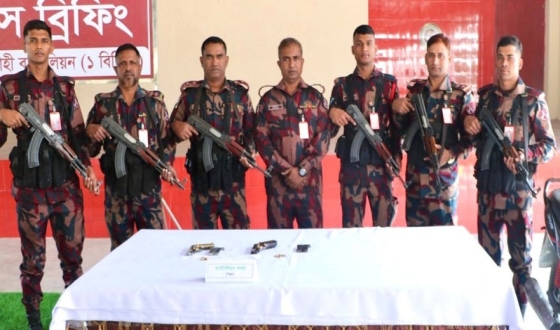 রাজশাহীতে দুটি বিদেশি পিস্তল, চারটি ম্যাগাজিন ও গুলি উদ্ধার