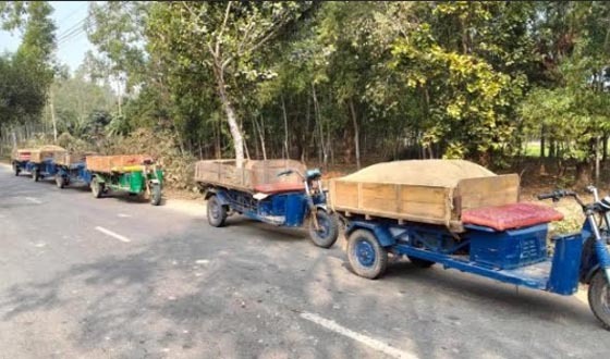 ঝিনাইগাতীতে অবৈধ বালু পরিবহনে ৬ ভ্যানগাড়ি আটক