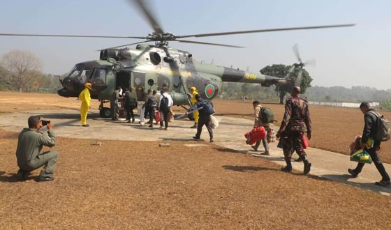 সাজেকসহ দূর্গম ৬ কেন্দ্রে হেলিকপ্টারে গেলো ভোটের সরঞ্জাম