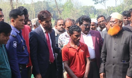 দৌলতপুরে সড়ক দুর্ঘটনা নিহত ৩ পরিবারে আর্থিক সহায়তা