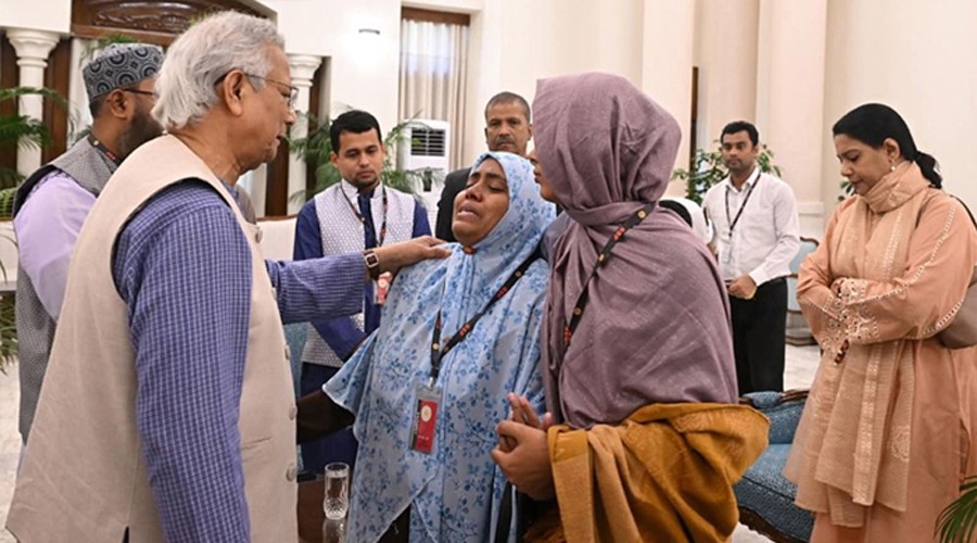 হাদির পরিবারকে ফ্ল্যাটের দলিল ও চাবি হস্তান্তর করলেন প্রধান উপদেষ্টা