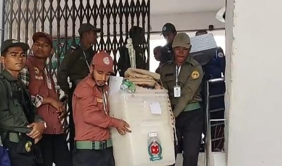 কলাপাড়ার ভোট কেন্দ্রে পৌঁছেছে নির্বাচনী সরঞ্জাম