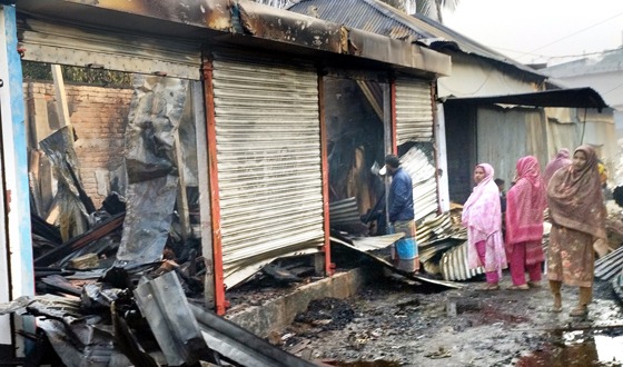 চরভদ্রাসনে অগ্নিকান্ডে ২টি দোকান পুড়ে গেছে