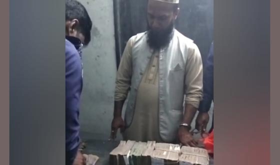 ৫০ লাখ টাকাসহ স্বেচ্ছাসেবক দলের নেতা আটক