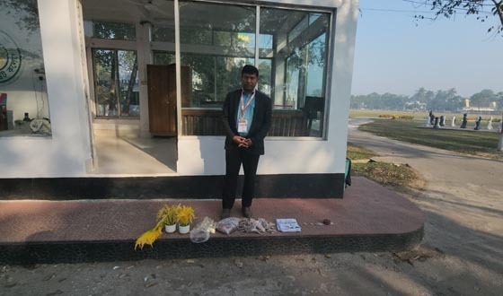 ধানের শীষের লিফলেট ও ভুয়া সাংবাদিক আটক