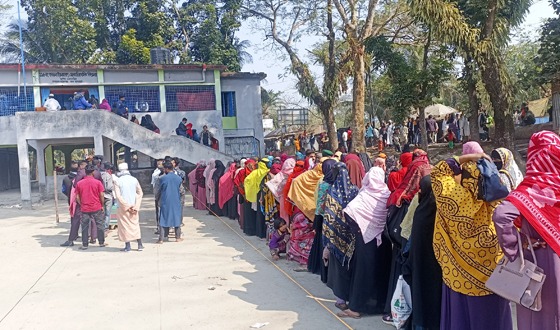 মোরেলগঞ্জে ভোট কেন্দ্রে নারীদের দীর্ঘ লাইন