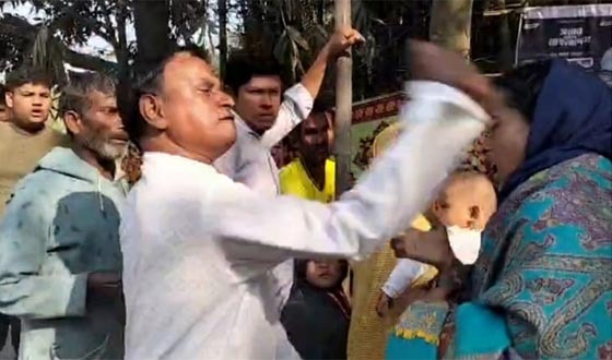 রাজশাহীতে নারী স্বতন্ত্র প্রার্থীকে চড়-থাপ্পড়