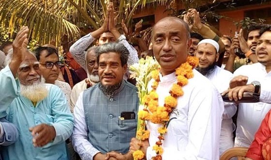 বিজয়ী হয়ে প্রতিদ্বন্দির বাড়িতে ছুটে গেলেন