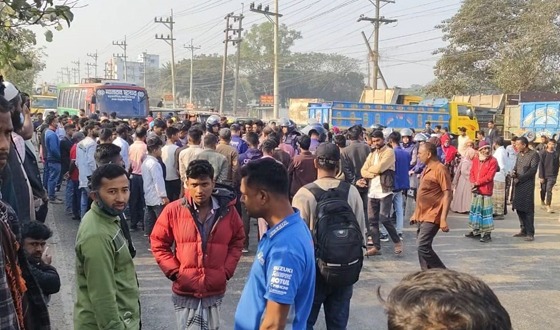 ভালুকায় বকেয়া বেতন ভাতার দাবীতে মহাসড়ক অবরোধ