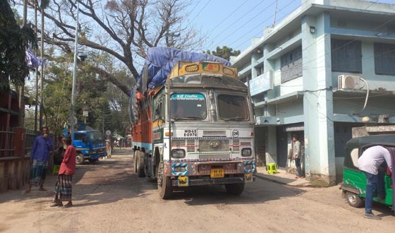 ৩ দিনের ছুটি শেষে হিলি স্থলবন্দর দিয়ে আমদানি-রপ্তানি শুরু