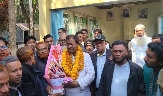 কালিয়ায় নবনির্বাচিত বিশ্বাস জাহাঙ্গীর আলমকে ফুলের শুভেচ্ছা