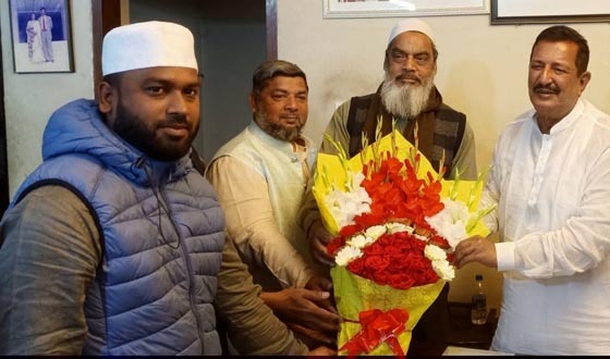 নবনির্বাচিত সংসদ সদস্য মিনুকে জামায়াতের ফুলের শুভেচ্ছা