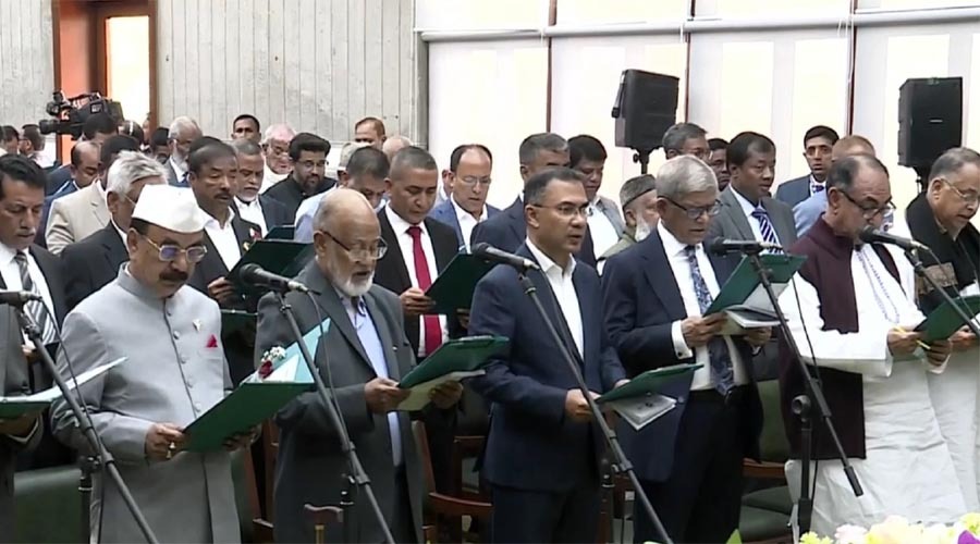 শপথ নিলেন তারেক রহমানসহ বিএনপির এমপিরা, বিকেলে প্রধানমন্ত্রীর শপথ