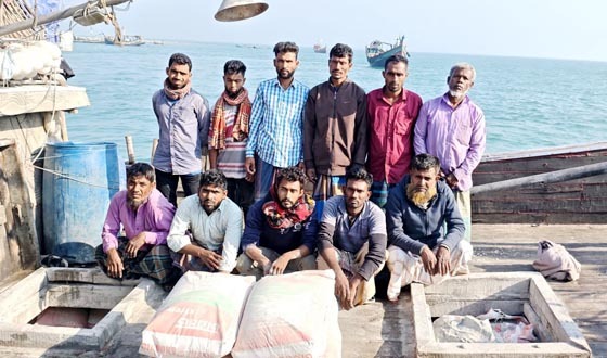 মায়ানমারে পাচারকালে সিমেন্ট বোঝাই বোটসহ ১১ জনকে আটক করেছে বাংলাদেশ নৌবাহিনী