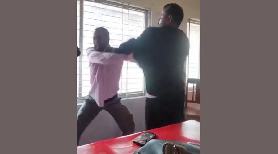 নজিপুর বিদ্যালয়ে শিক্ষকদের মধ্যে মারামারি