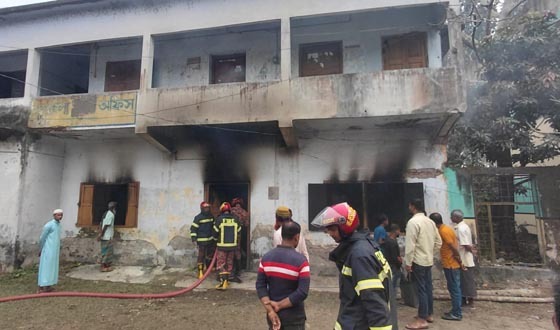 কচুয়ায় কৃষি অফিসের আগুন, নিয়ন্ত্রণে ফায়ার সার্ভিস