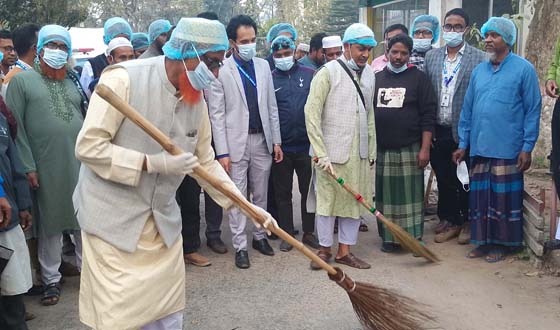ধামইরহাটে পরিষ্কার-পরিচ্ছন্নতা অভিযান পরিচালনায় এমপি এনামুল হক