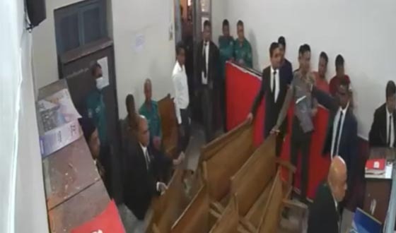 বরিশালে বিচারকার্য চলাকালে আদালতে ঢ়ুকে হট্টগোল
