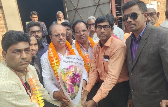 আত্রাইয়ে আইডিয়াল বিএম কলেজের পক্ষ থেকে এমপিকে ফুলেল শুভেচ্ছা