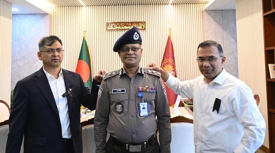 আইজিপি আলী হোসেন ফকিরকে র‍্যাংক ব্যাজ পরালেন প্রধানমন্ত্রী