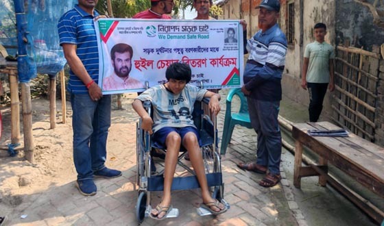 পাইকগাছায় হুইল চেয়ার বিতরণ