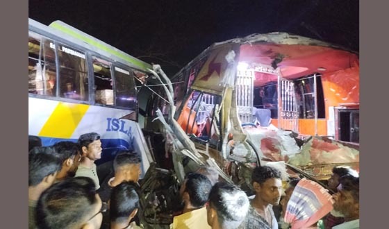 বরিশাল-ঢাক সড়কে দুই বাসের মুখোমুখি সংঘর্ষ, নিহত ১, আহত ২০