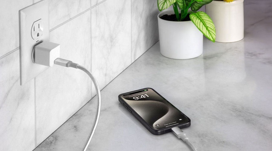 আইফোন চার্জ দেওয়ার সময় এই ভুলগুলো করছেন না তো?