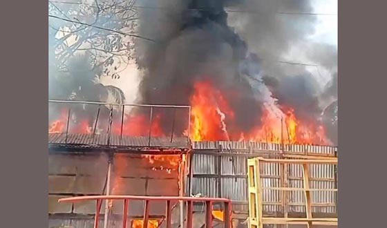 কুয়াকাটায় অগ্নিকান্ডে ৮টি ব্যবসা প্রতিষ্ঠান পুড়ে ছাই