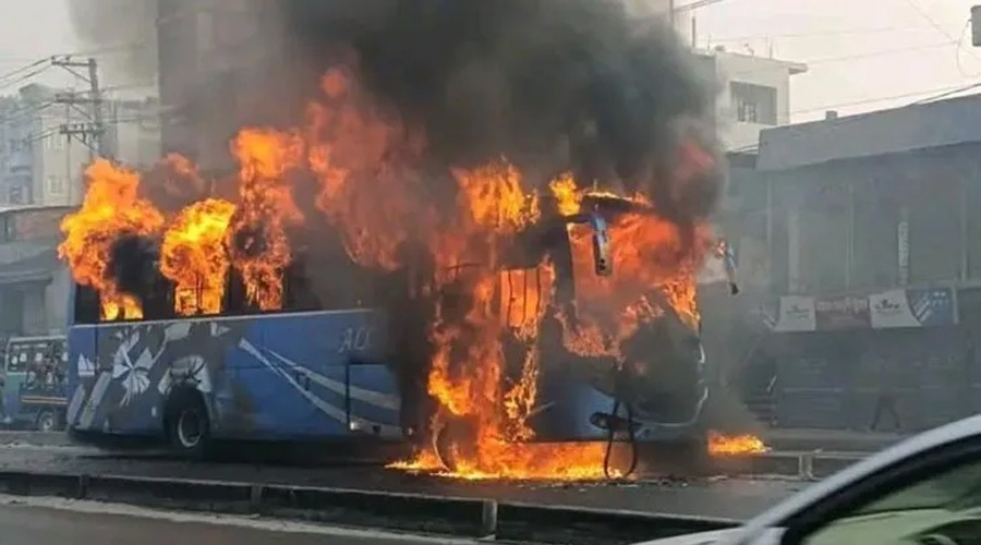 গাজীপুরে বাস-মোটরসাইকেল সংঘর্ষ, বাসে আগুন