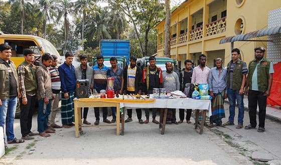 কুমিল্লায় অস্ত্র ও নগদ টাকা, মোবাইল, স্বর্ণালংকার, ২টি সিএনজিসহ আটক ১২