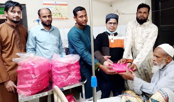ধামইরহাটে হাসপাতালে রোগীদের ইফতার বিতরণ