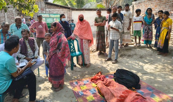 পত্নীতলায় গৃহবধূকে পিটিয়ে হত্যা, স্বামী আটক