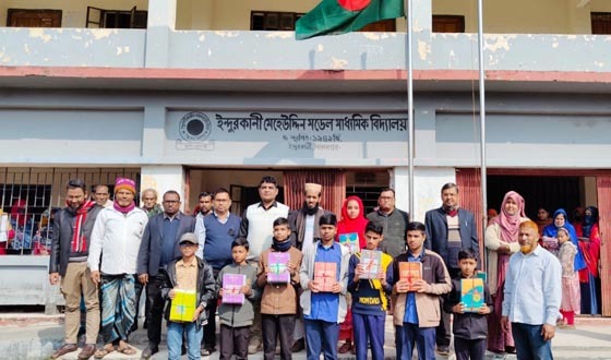 ইন্দুরকানীতে প্রাথমিক ও মাধ্যমিক শিক্ষার্থীদের হাতে নতুন বই