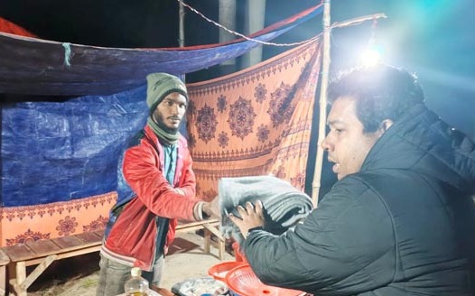 সিংড়ায় পথচারি শীতার্তদের মাঝে ইউএনও’র কম্বল বিতরণ