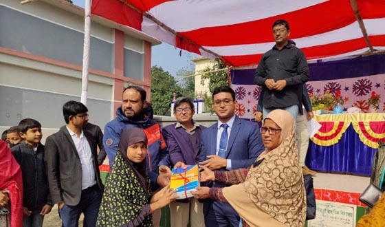 দৌলতপুরে শিক্ষার্থীদের হাতে নতুন বছরে শুরুতেই  বই উপহার।