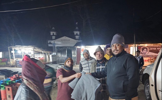 কাউখালীত এতিমখানায় ও ছিন্নমূল মানুষের মাঝে কম্বল বিতরণ