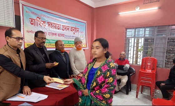 ডুমুরিয়ার এসএসসি পরীক্ষার্থীদের মাঝে আর্থিক অনুদান প্রদান