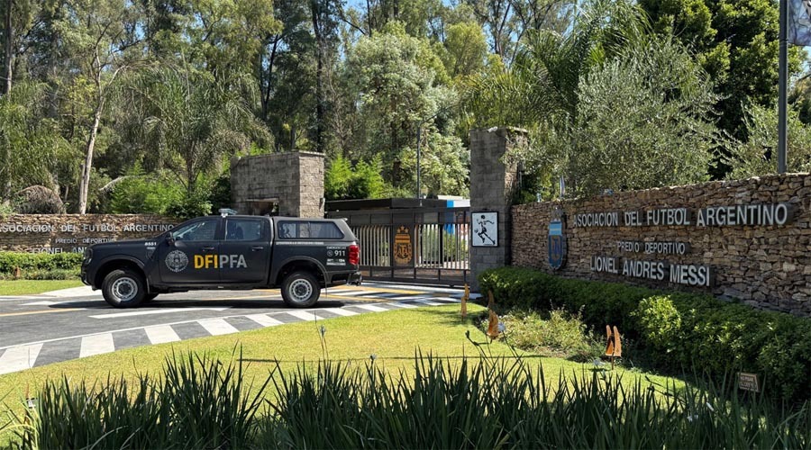 রহস্যময় ভিলা ও অর্থ কেলেঙ্কারি, বিশ্বকাপের আগে বড় চাপে মেসির আর্জেন্টিনা